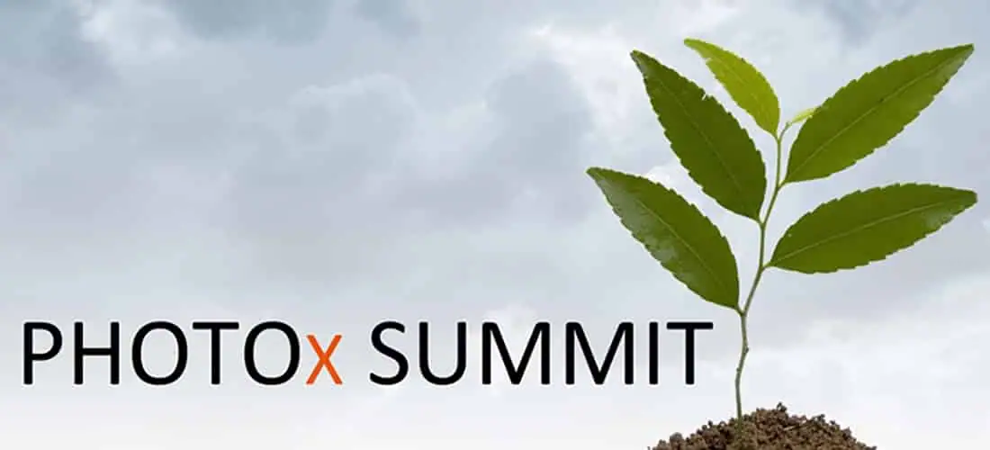 Une jeune plante de cannabis sous des lampes de culture à LED, avec le texte « PHOTOx SUMMIT » ci-dessus.