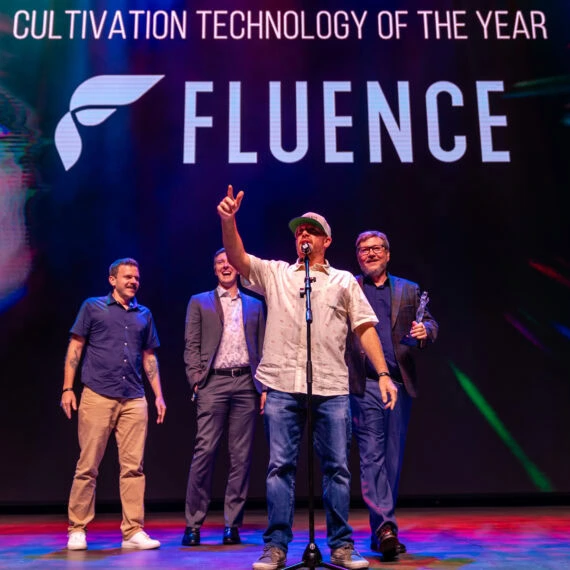 Cuatro hombres celebran la tecnología de iluminación de cannabis con el premio a las luces de cultivo LED Fluence.