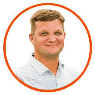 Jake Van Wingerden, expert en éclairage du cannabis, sourit ; bordure orange.