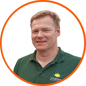Kristian Solberg in grünem Polo, Experte für Cannabis-Lichttechnik, orangefarbener Rand.