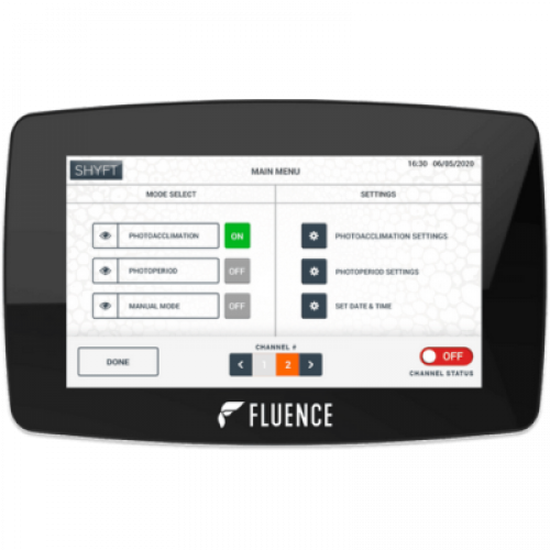 Panel de control digital para luces LED de cultivo de cannabis con logotipos Fluence y SHYFT.